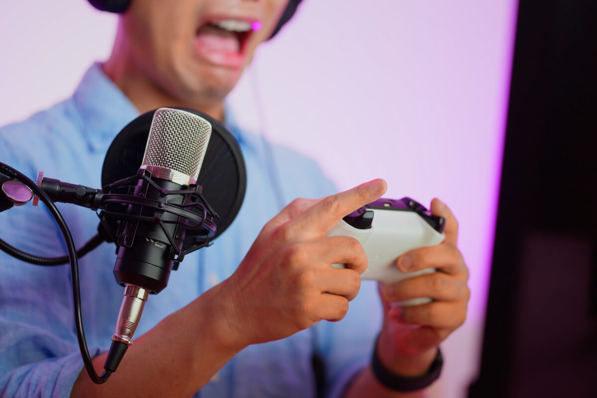 「顔出しなし」でも映えるデスク照明とマイク位置